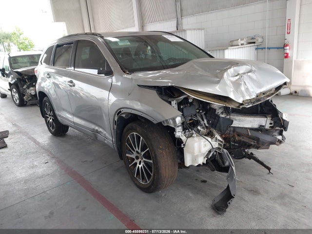 2017 TOYOTA HIGHLANDER SE - 1