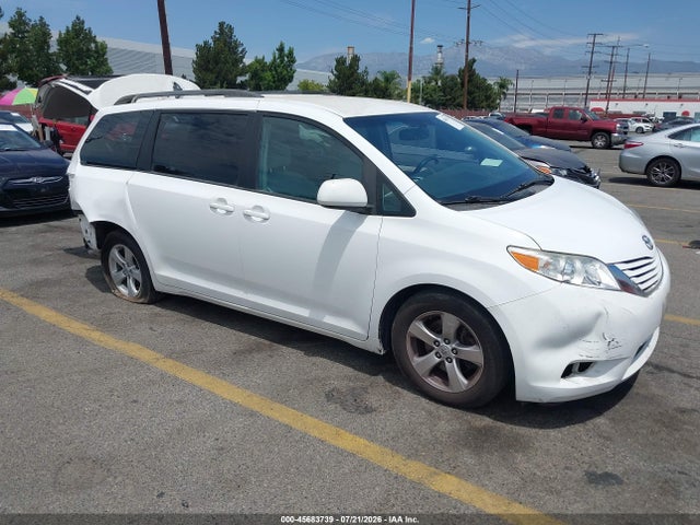 2017 TOYOTA SIENNA LE 8 PASSENGER - 1