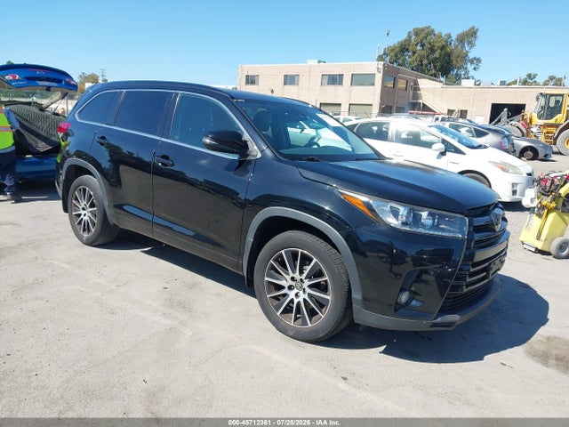 2017 TOYOTA HIGHLANDER SE - 1