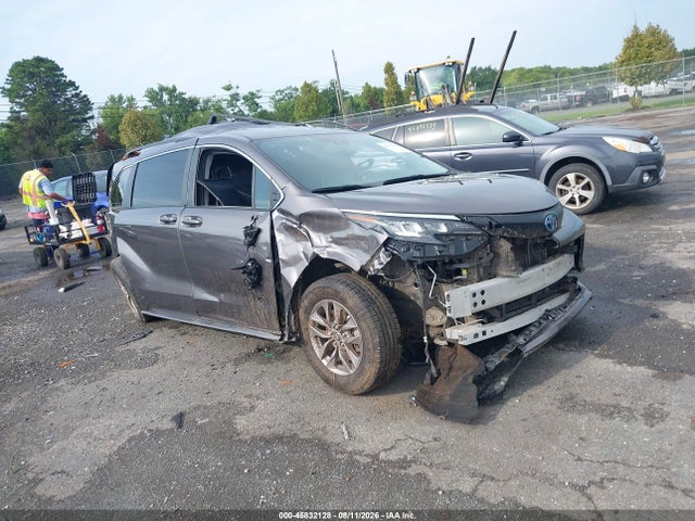 2024 TOYOTA SIENNA LE - 1