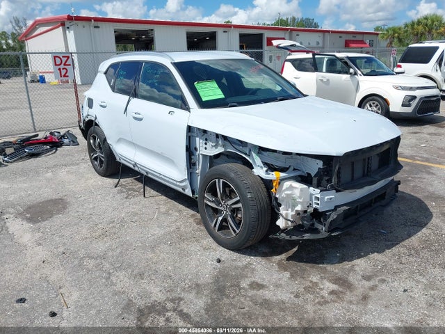 2024 VOLVO XC40 B5 CORE BRIGHT THEME - 1