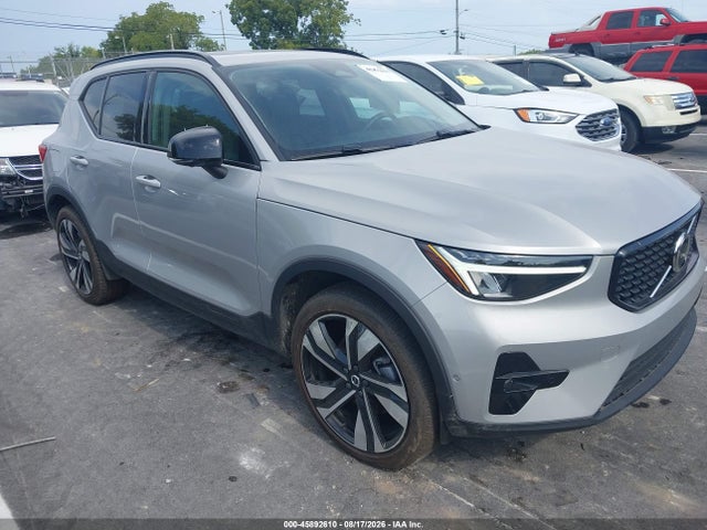 2025 VOLVO XC40 B5 PLUS DARK THEME - 1