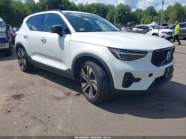 2025 VOLVO XC40 B5 PLUS DARK THEME - 1