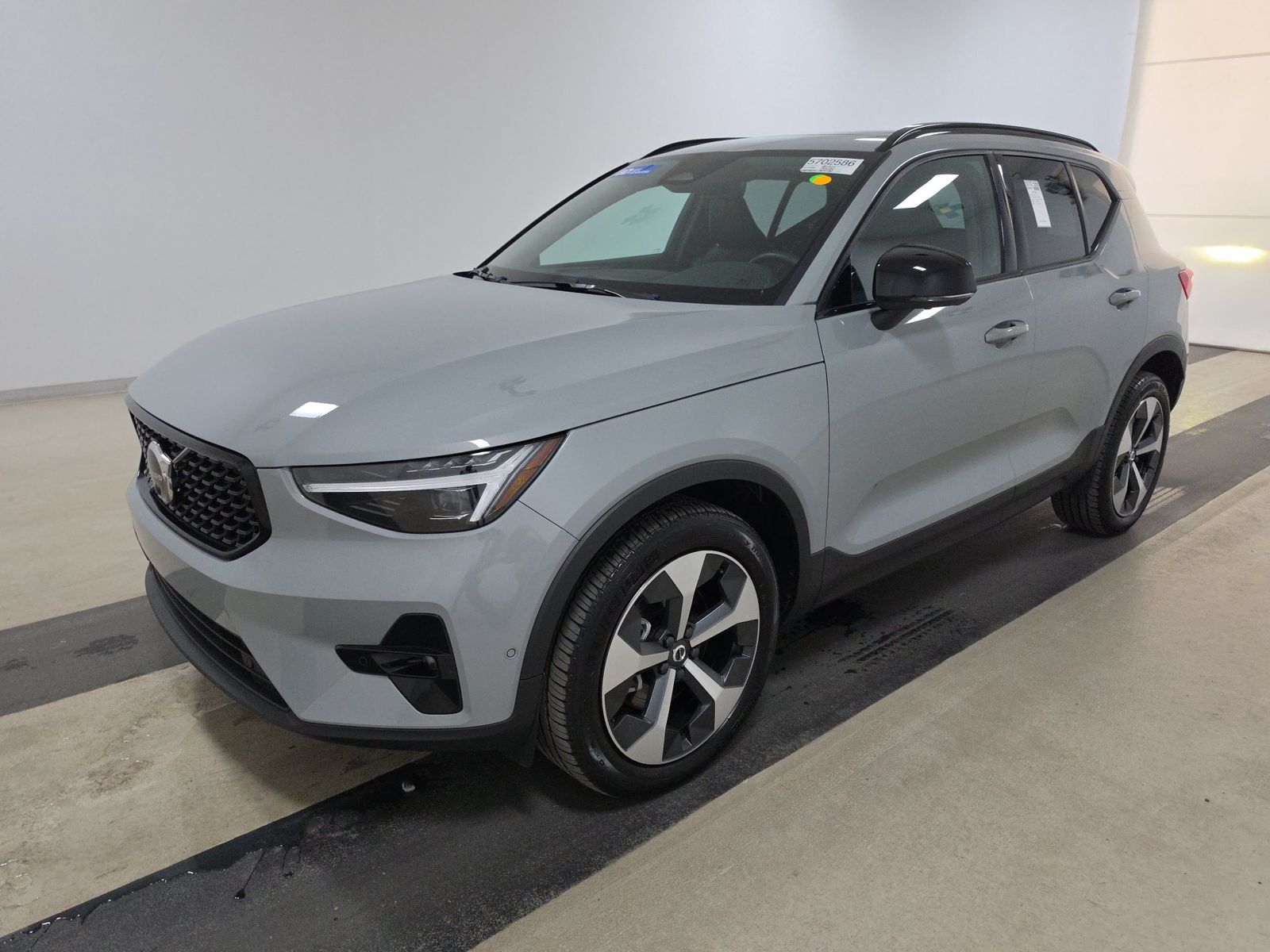 2026 VOLVO XC40 B5 Plus - 1