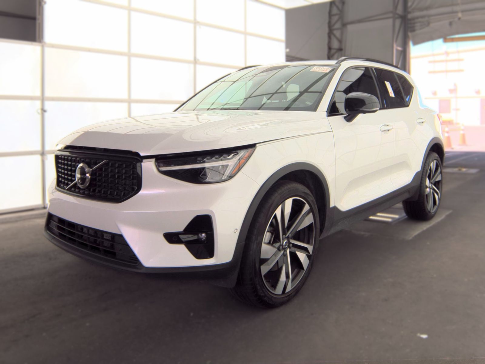 2023 VOLVO XC40 B5 Plus - 1