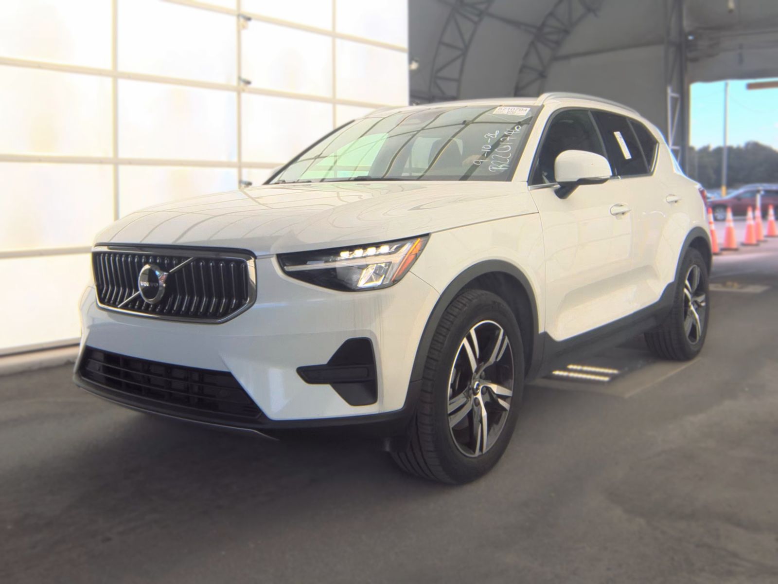 2024 VOLVO XC40 B5 Core - 1