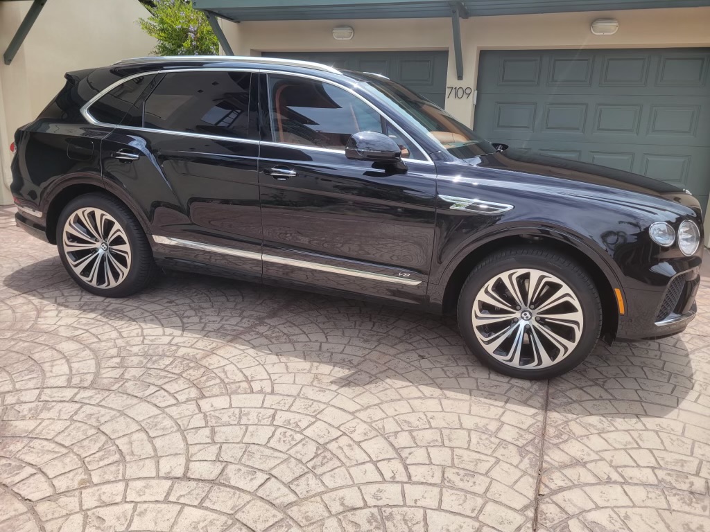 2022 BENTLEY BENTAYGA V8 - 1