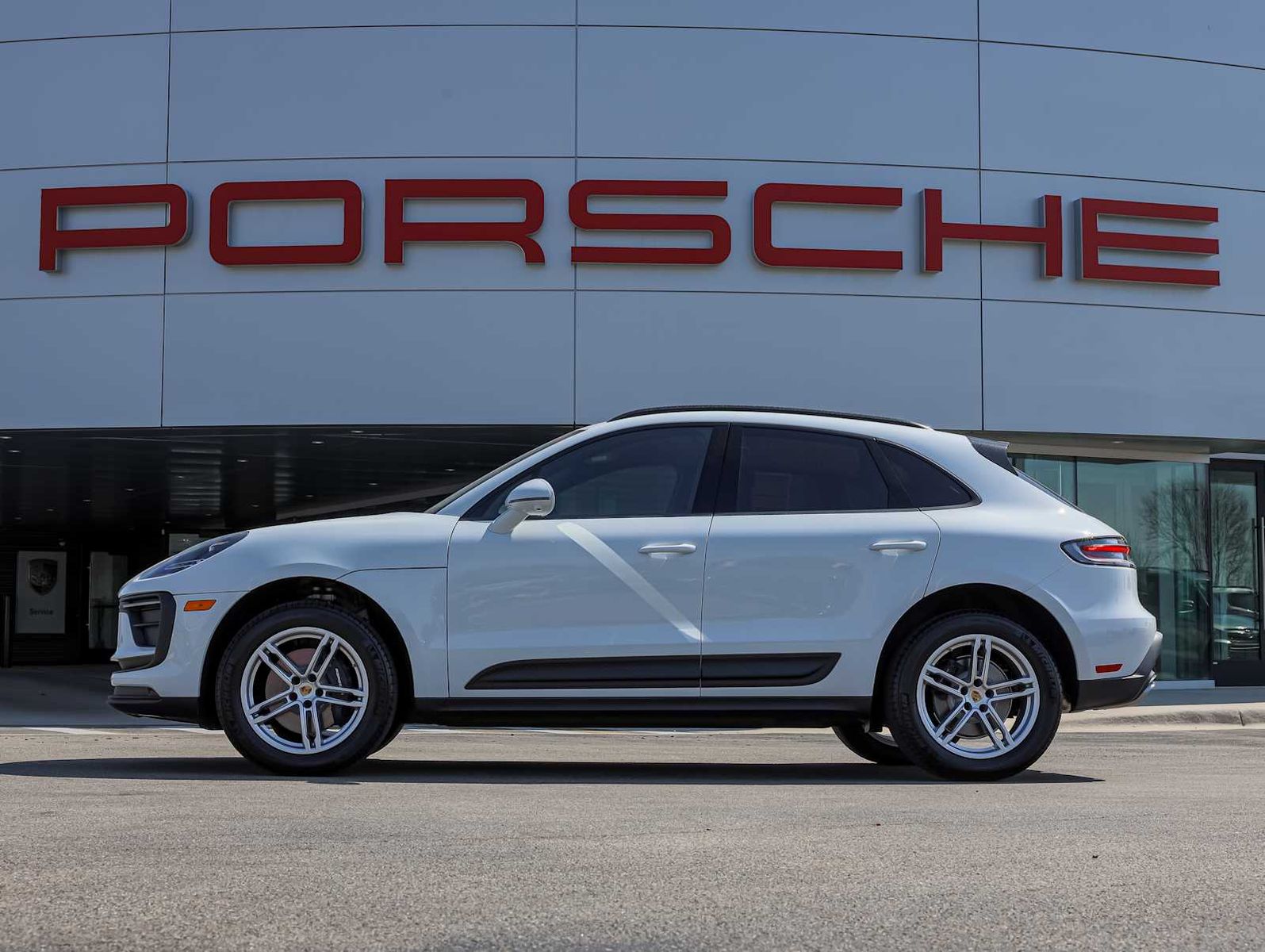 2026 PORSCHE MACAN T - 1
