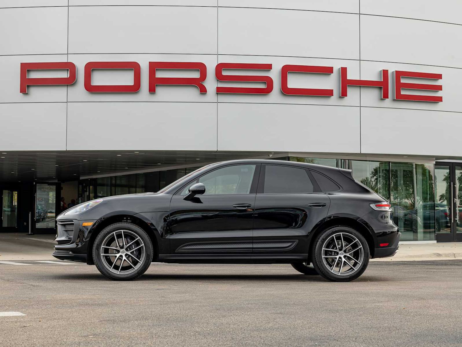 2026 PORSCHE MACAN T - 1