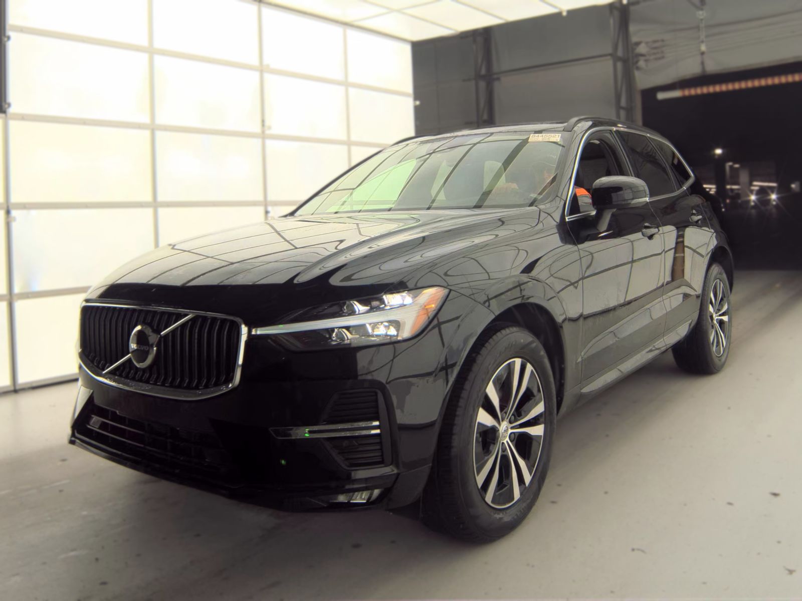 2023 VOLVO XC60 B5 Core - 1