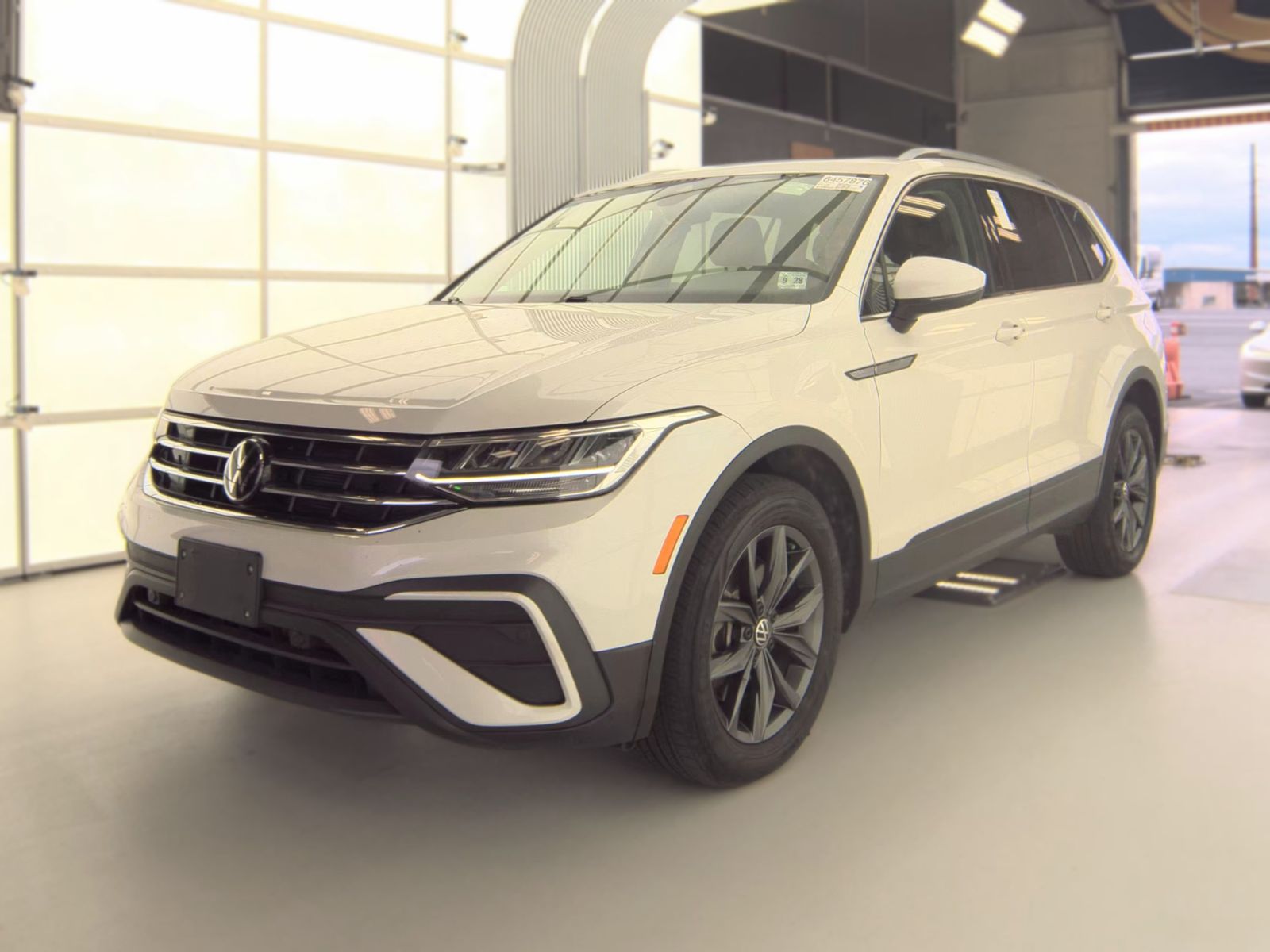 2023 VOLKSWAGEN TIGUAN 2.0T SE - 1