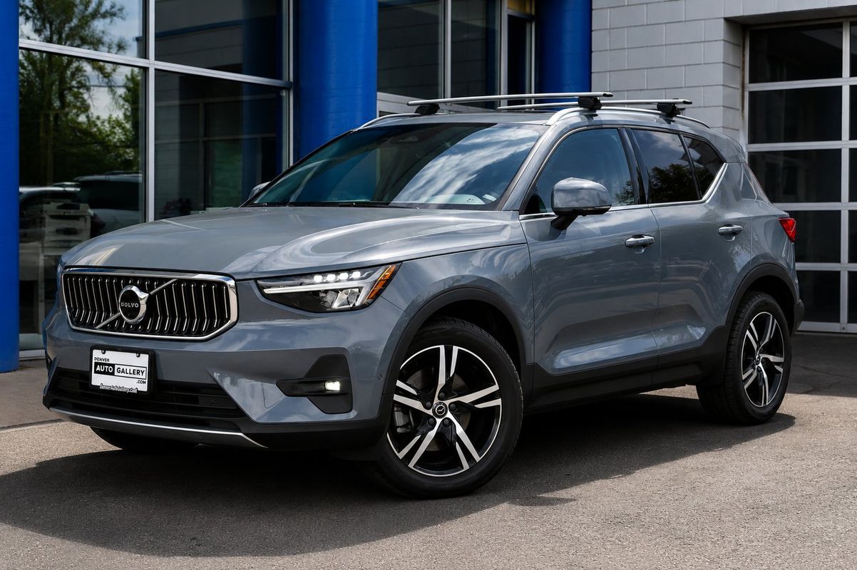 2023 VOLVO XC40 B5 Plus - 1