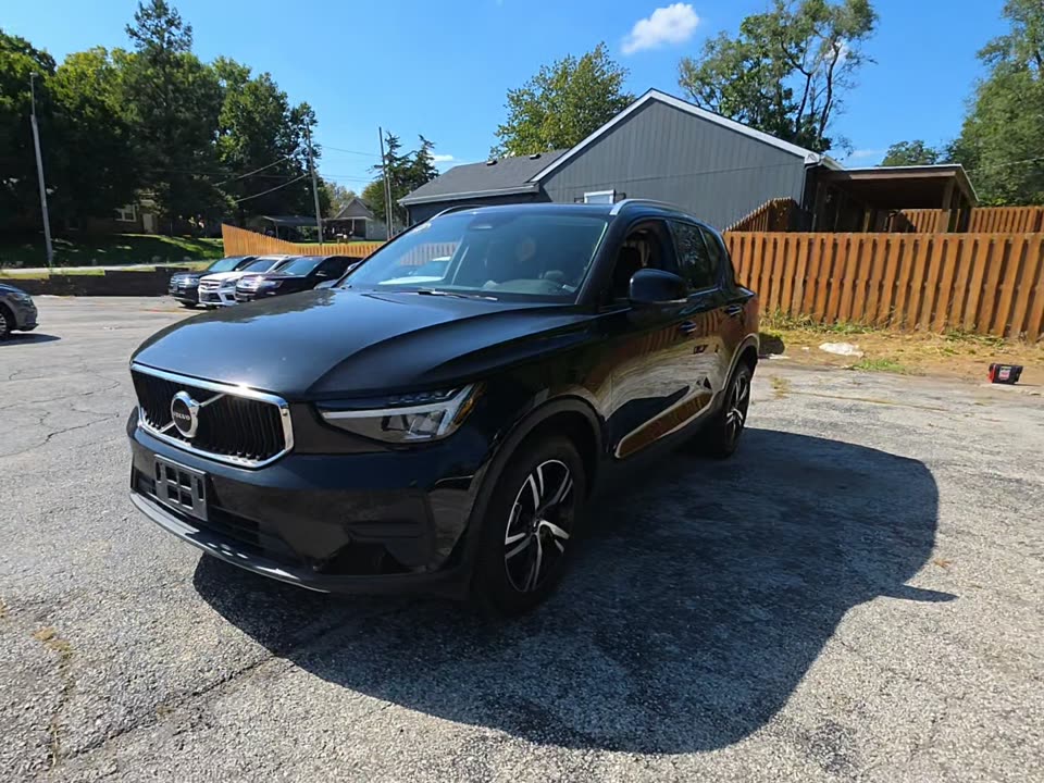 2023 VOLVO XC40 B5 Core - 1