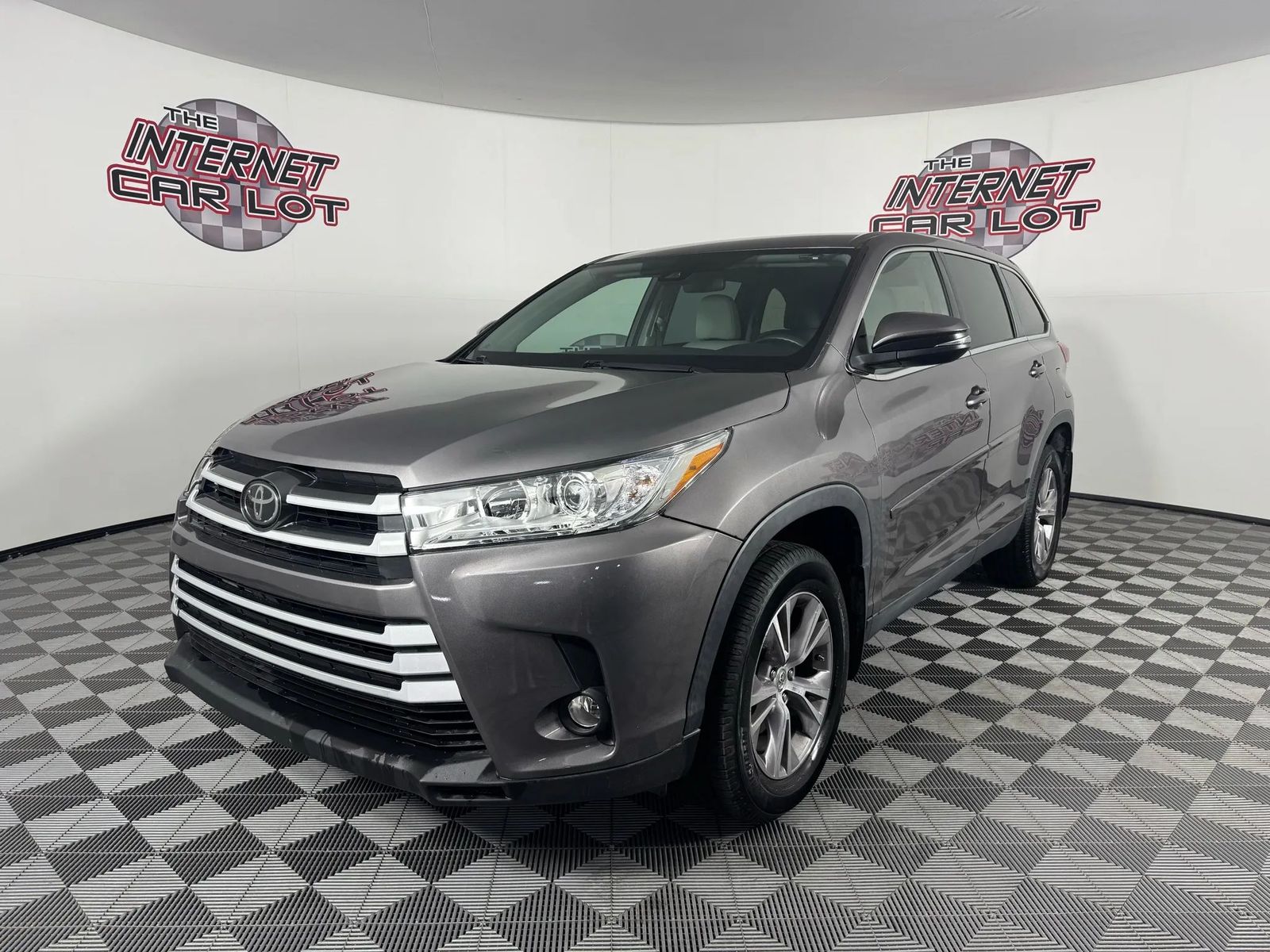 2019 TOYOTA HIGHLANDER LE - 1