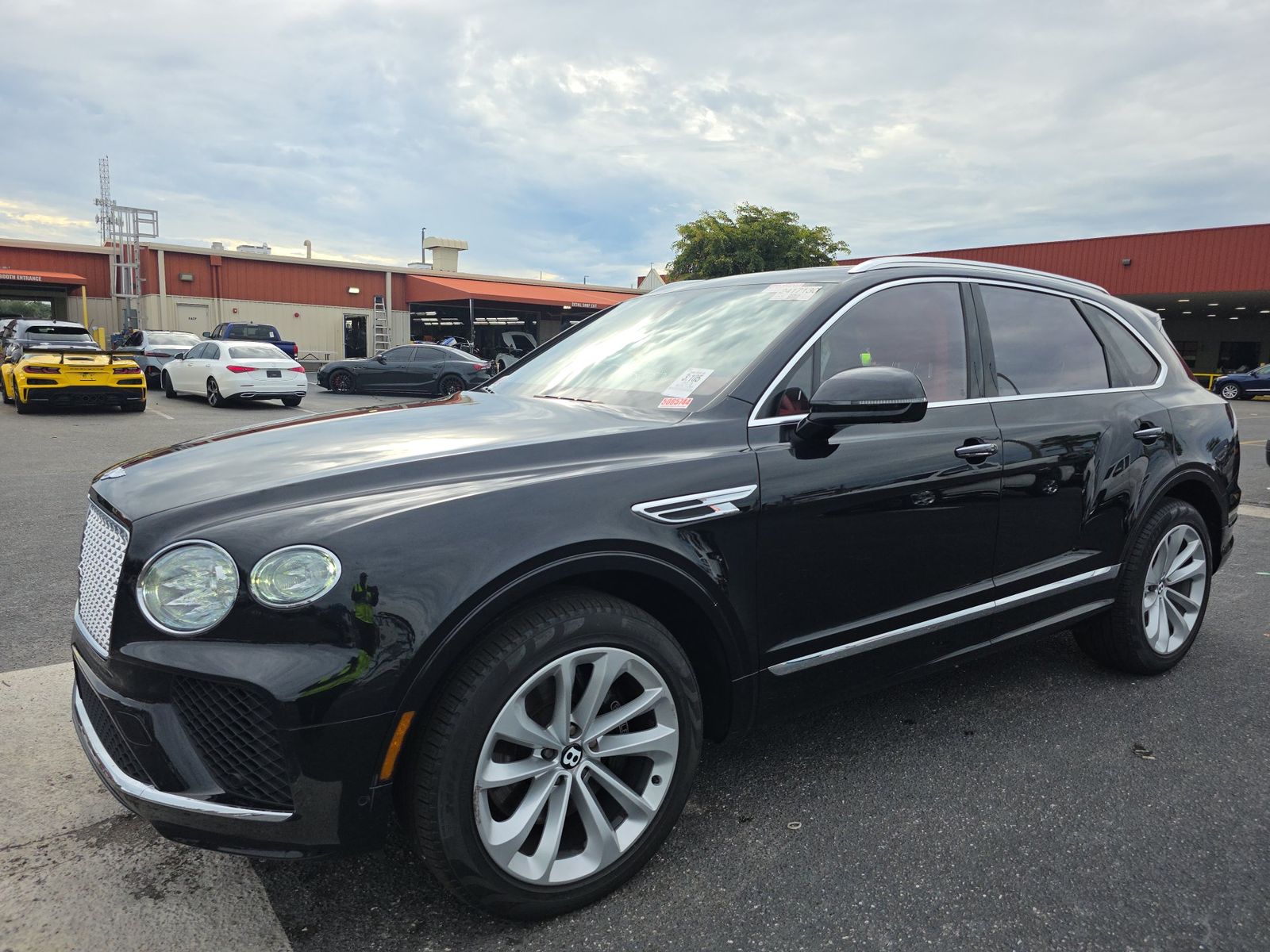 2023 BENTLEY BENTAYGA V8 - 1