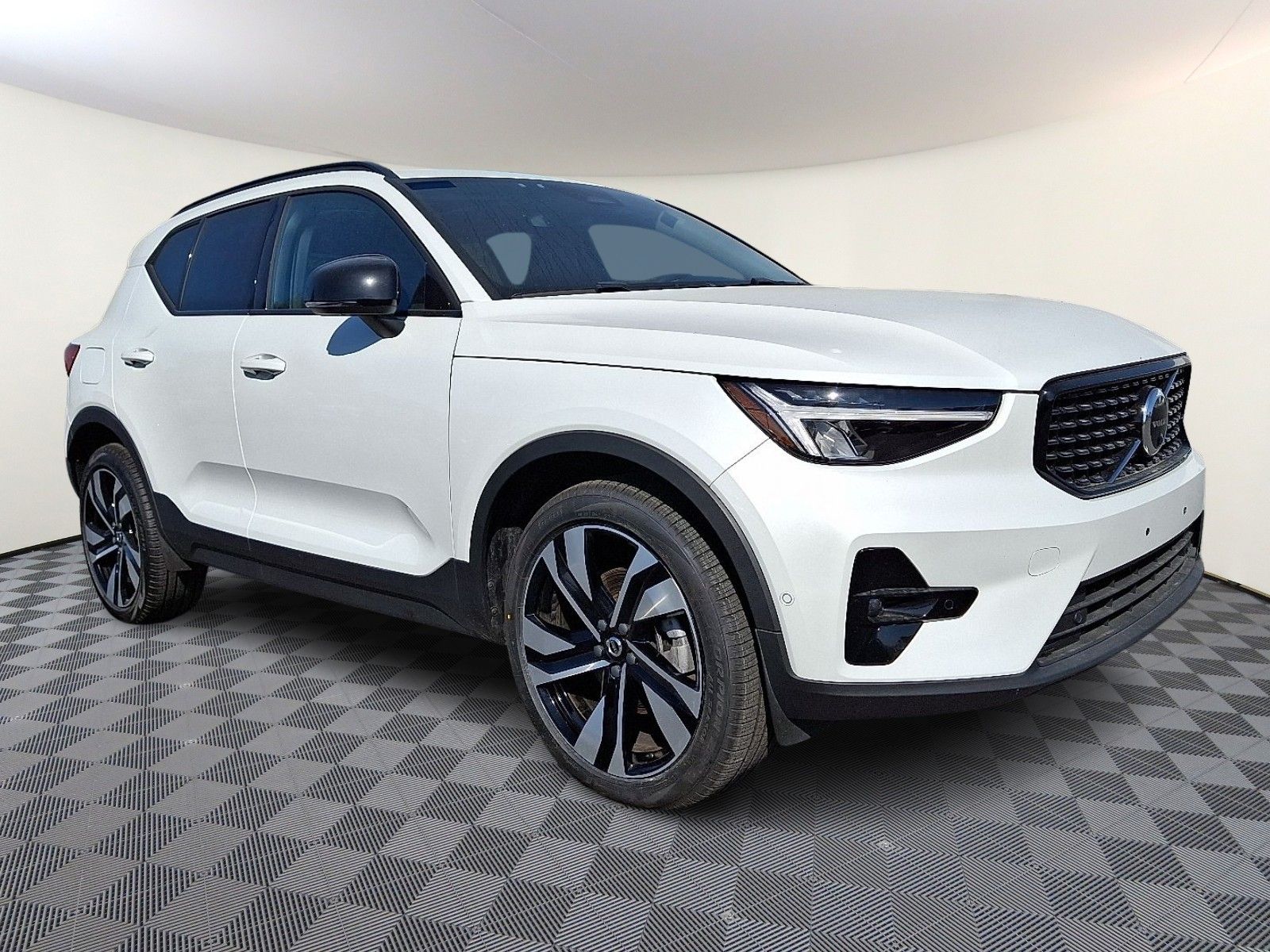 2023 VOLVO XC40 B5 Plus - 1