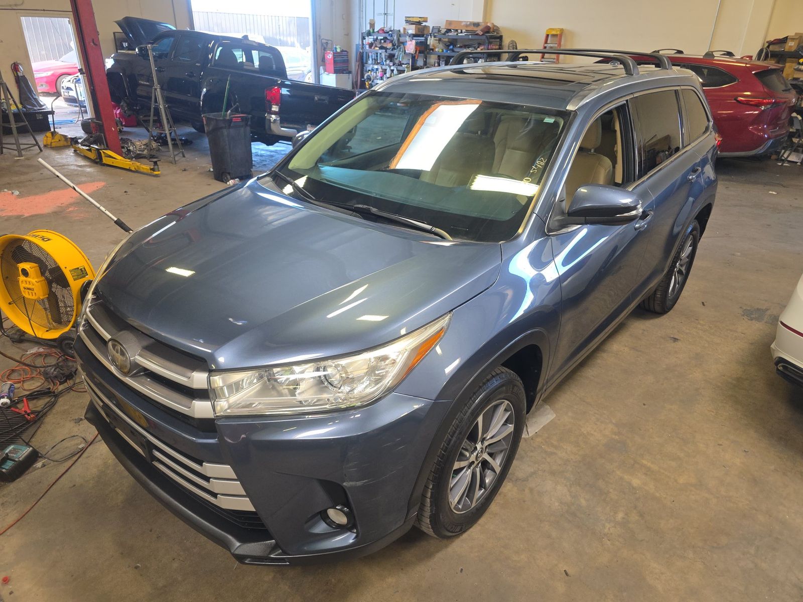 2019 TOYOTA HIGHLANDER XLE - 1