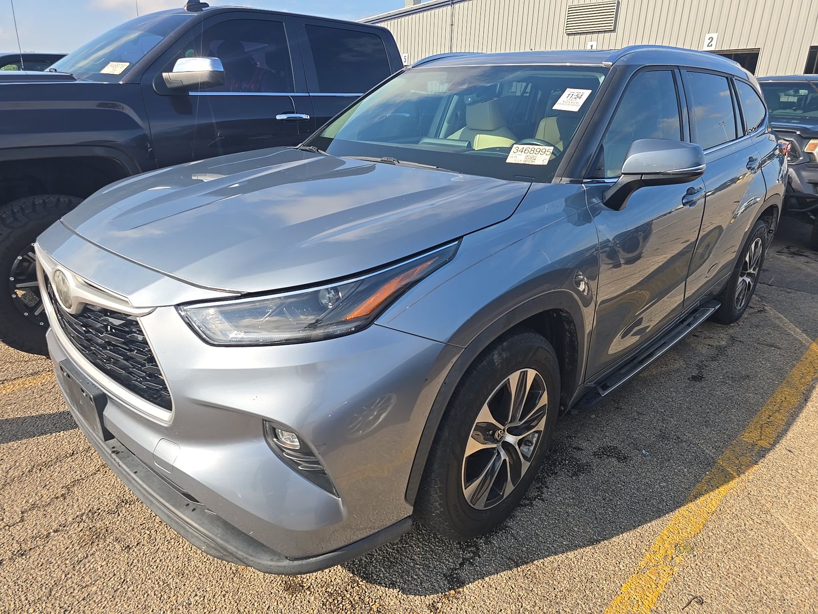 2021 TOYOTA HIGHLANDER XLE - 1