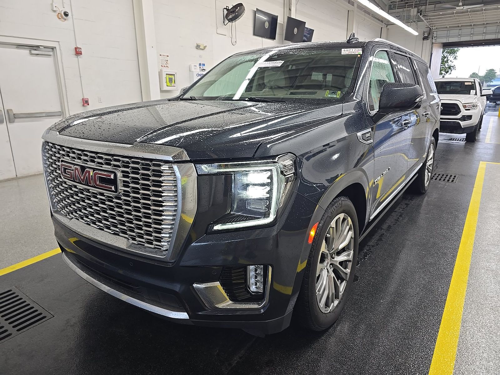 2022 GMC YUKON XL Denali - 1