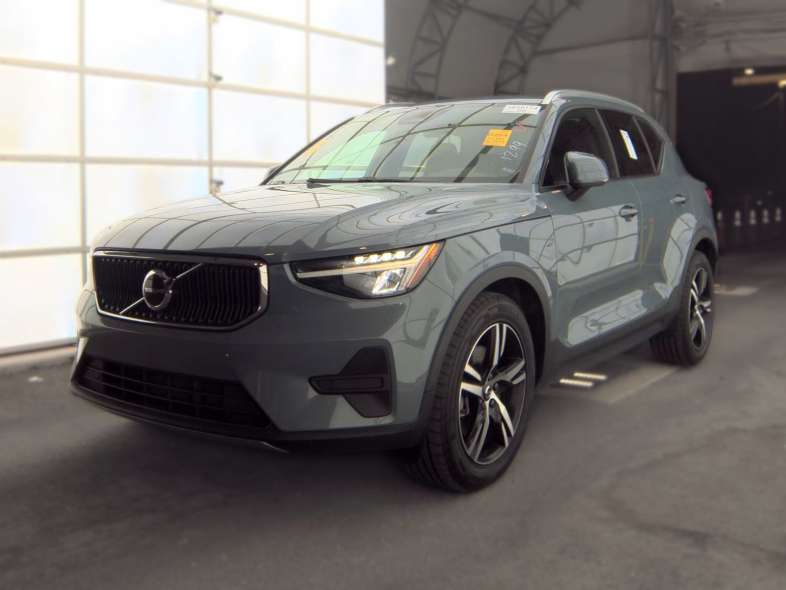 2023 VOLVO XC40 B5 Core - 1