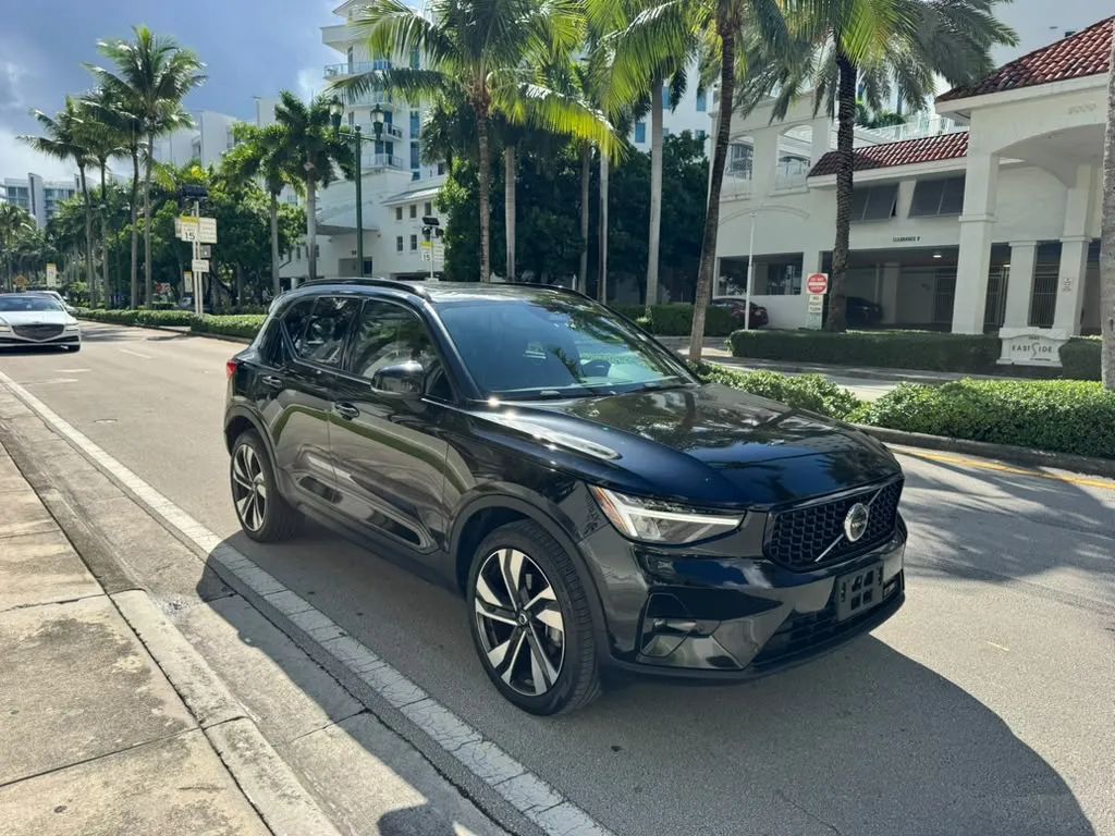 2023 VOLVO XC40 B5 Plus - 1