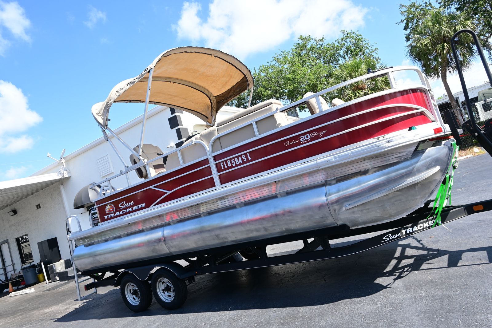 2019 SUNTRACKER FISHIN BARGE 20DLX - 1