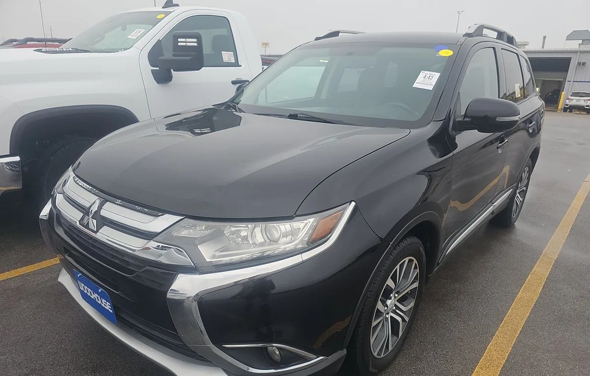 2017 MITSUBISHI OUTLANDER SE - 1