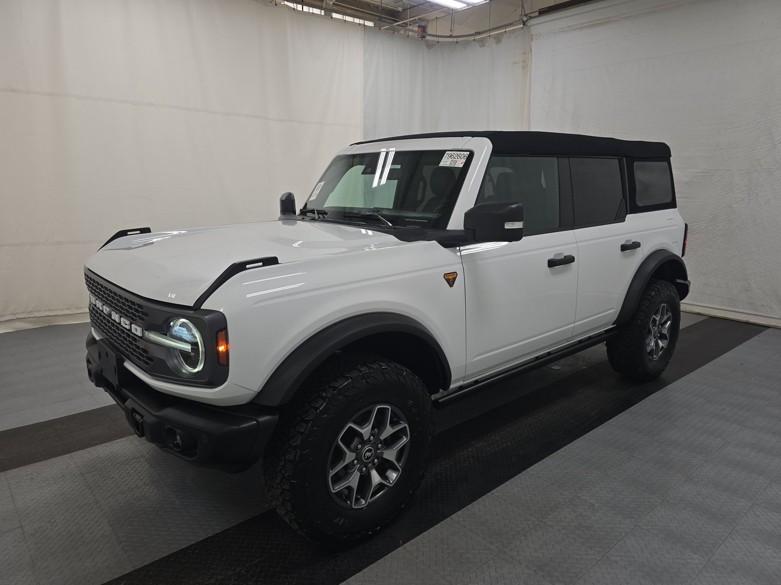 2023 FORD BRONCO Badlands - 1