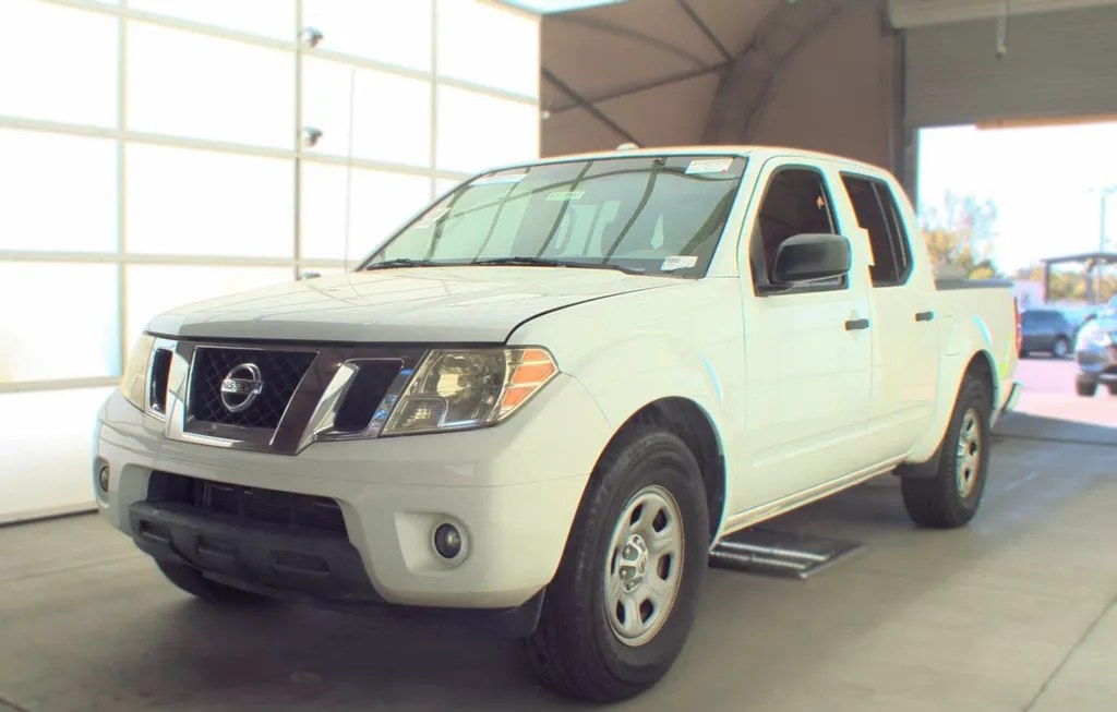 2017 NISSAN FRONTIER SV CREW CAB MEDIUM BED - 1