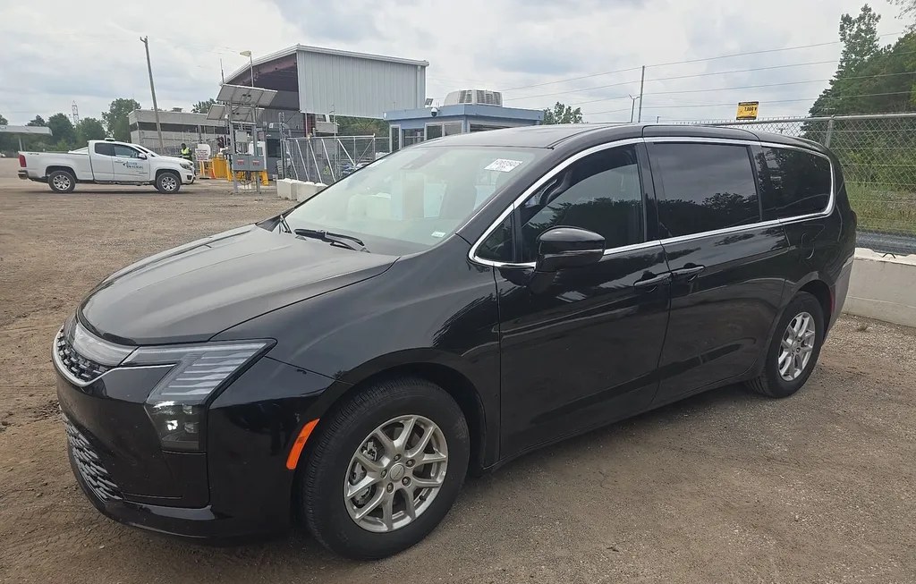2027 CHRYSLER PACIFICA SELECT 121.6" WB - 1