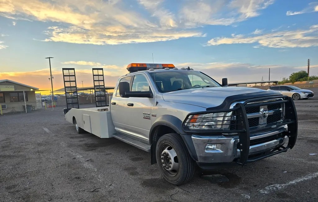 2017 RAM 5500 CAB CHASSIS SLT CREW CAB DRW - 1