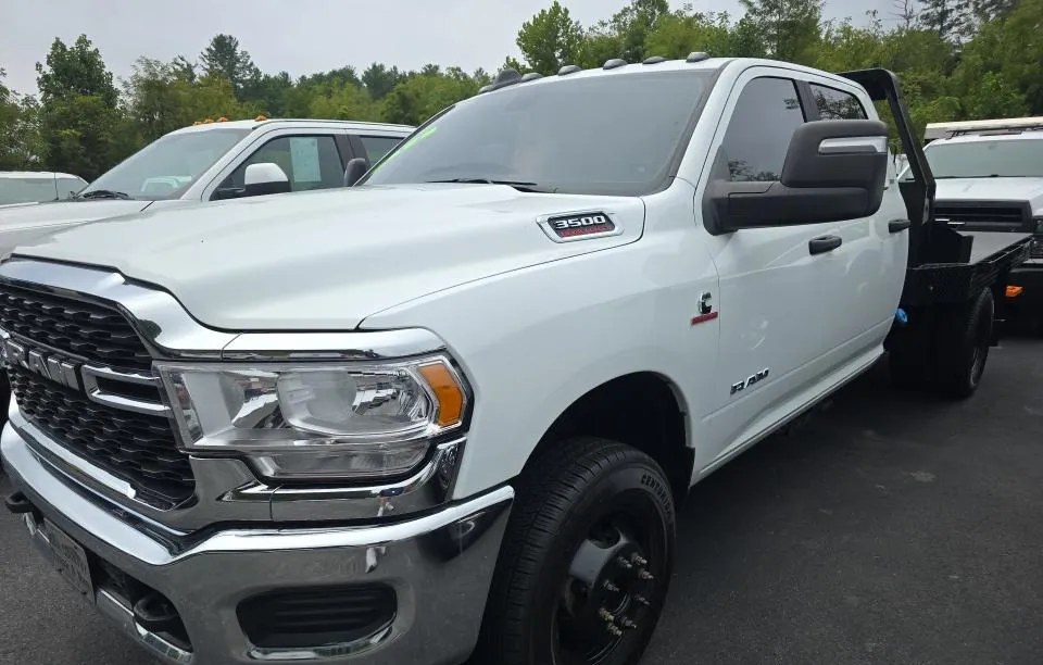 2024 RAM 3500 CAB CHASSIS SLT CREW CAB DRW - 1