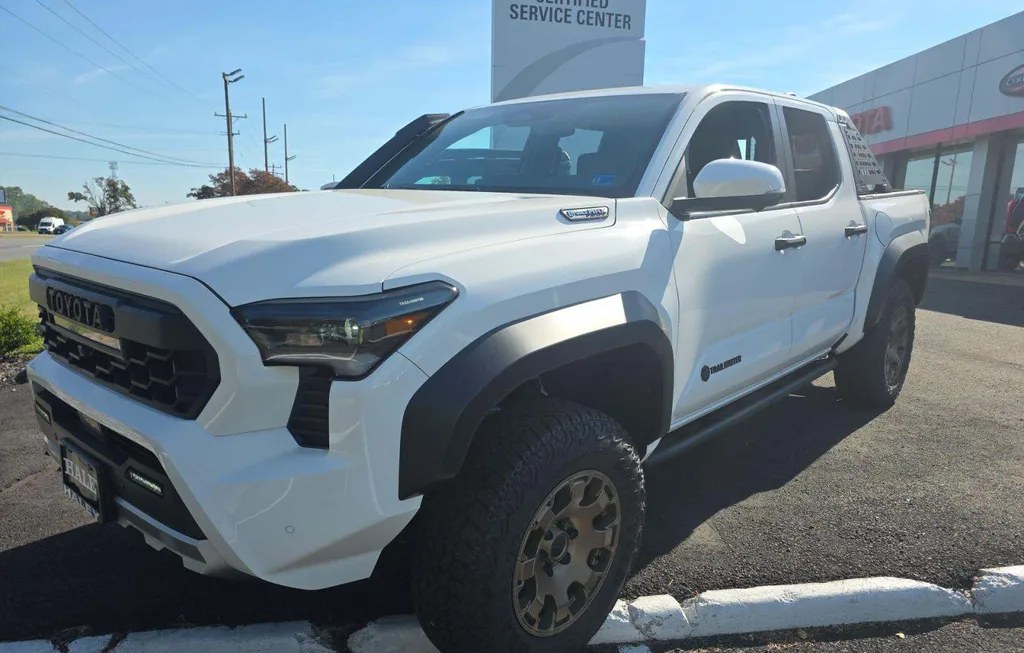 2026 TOYOTA TACOMA I-FORCE MAX TRAILHUNTER CREW CAB MEDIUM BED - 1