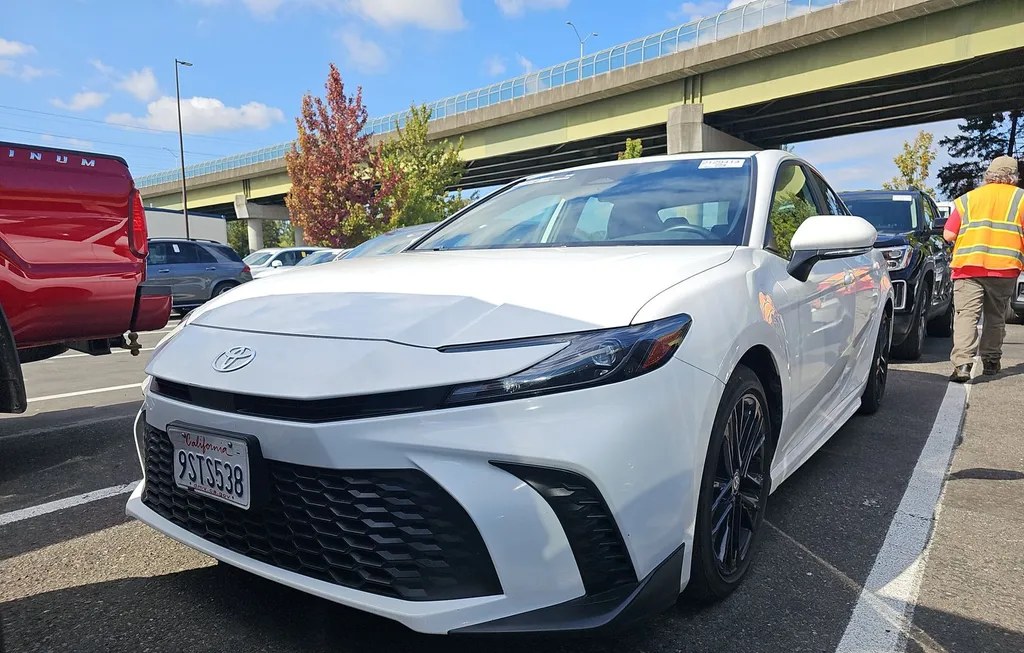 2025 TOYOTA CAMRY SE - 1