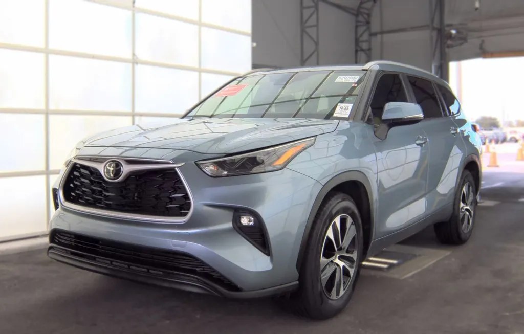 2023 TOYOTA HIGHLANDER XLE - 1