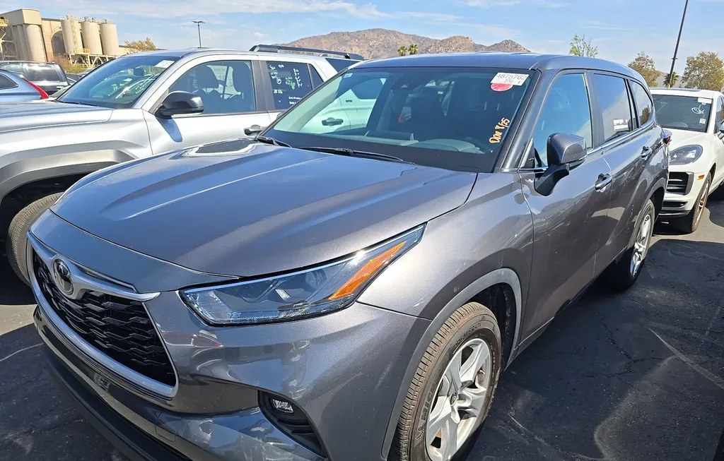 2024 TOYOTA HIGHLANDER LE - 1