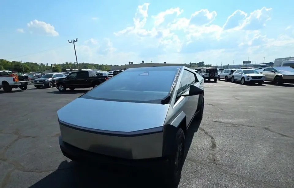 2024 TESLA CYBERTRUCK CREW CAB MEDIUM BED - 1