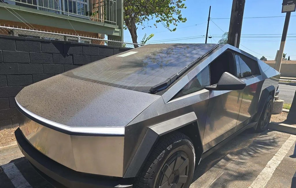 2024 TESLA CYBERTRUCK CREW CAB MEDIUM BED - 1