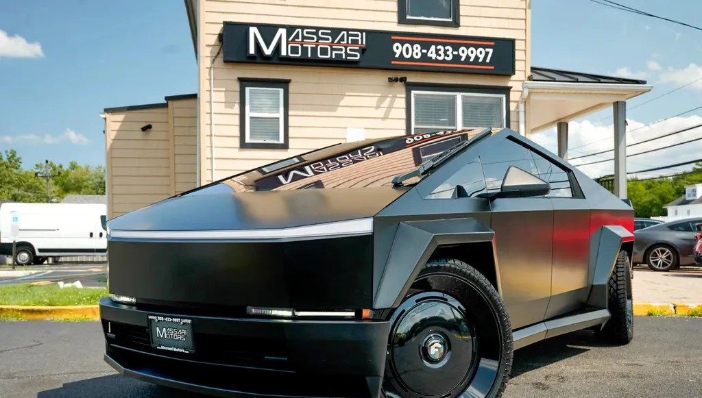 2024 TESLA CYBERTRUCK CREW CAB MEDIUM BED - 1