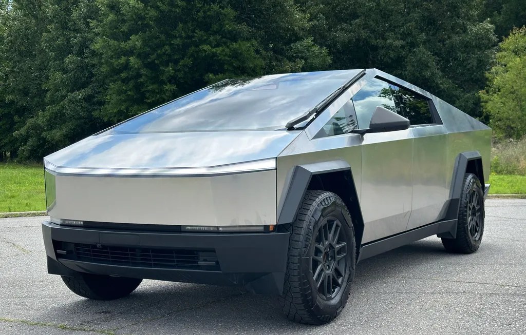 2024 TESLA CYBERTRUCK CREW CAB MEDIUM BED - 1