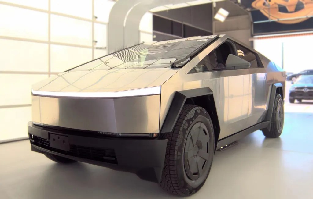 2024 TESLA CYBERTRUCK CREW CAB MEDIUM BED - 1