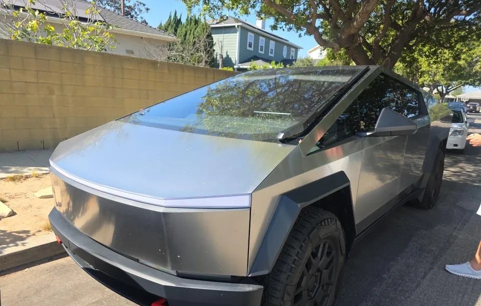 2025 TESLA CYBERTRUCK CREW CAB MEDIUM BED - 1