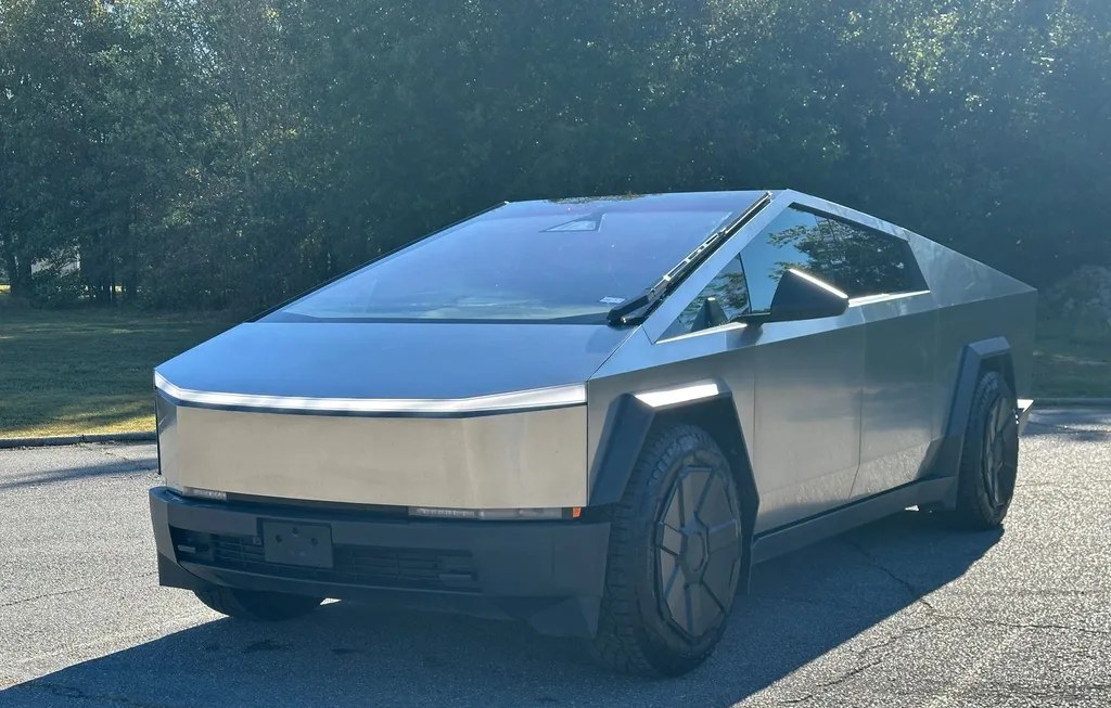 2024 TESLA CYBERTRUCK CREW CAB MEDIUM BED - 1