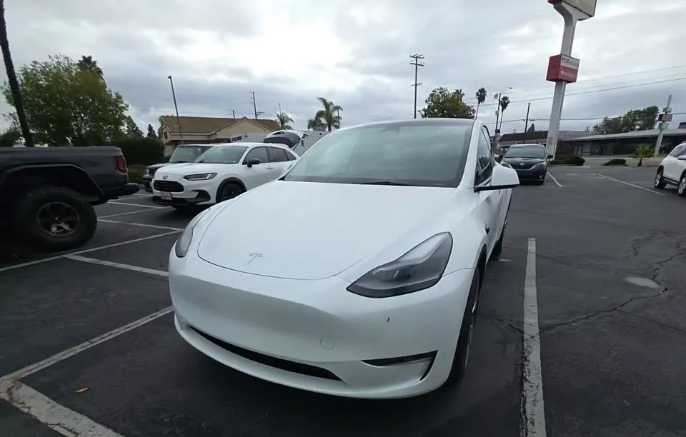 2023 TESLA MODEL Y LONG RANGE - 1