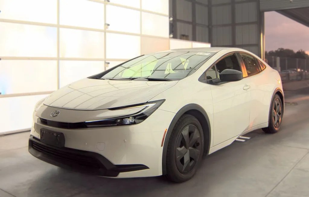 2025 TOYOTA PRIUS LE - 1