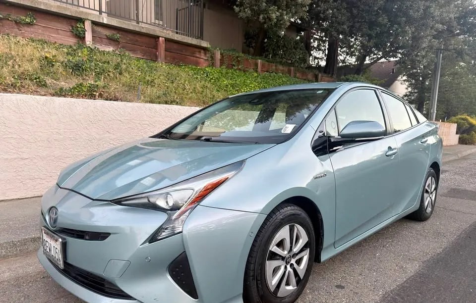 2018 TOYOTA PRIUS THREE - 1