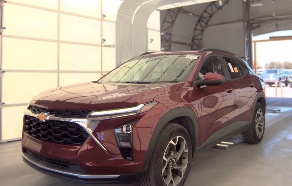 2025 CHEVROLET TRAX LT - 1