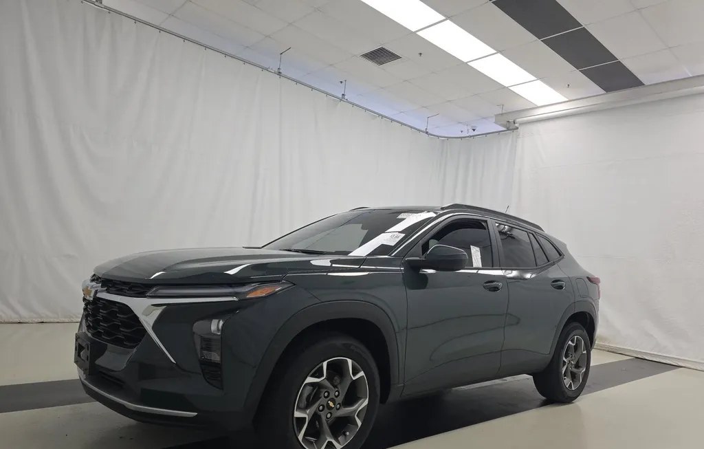 2025 CHEVROLET TRAX LT - 1