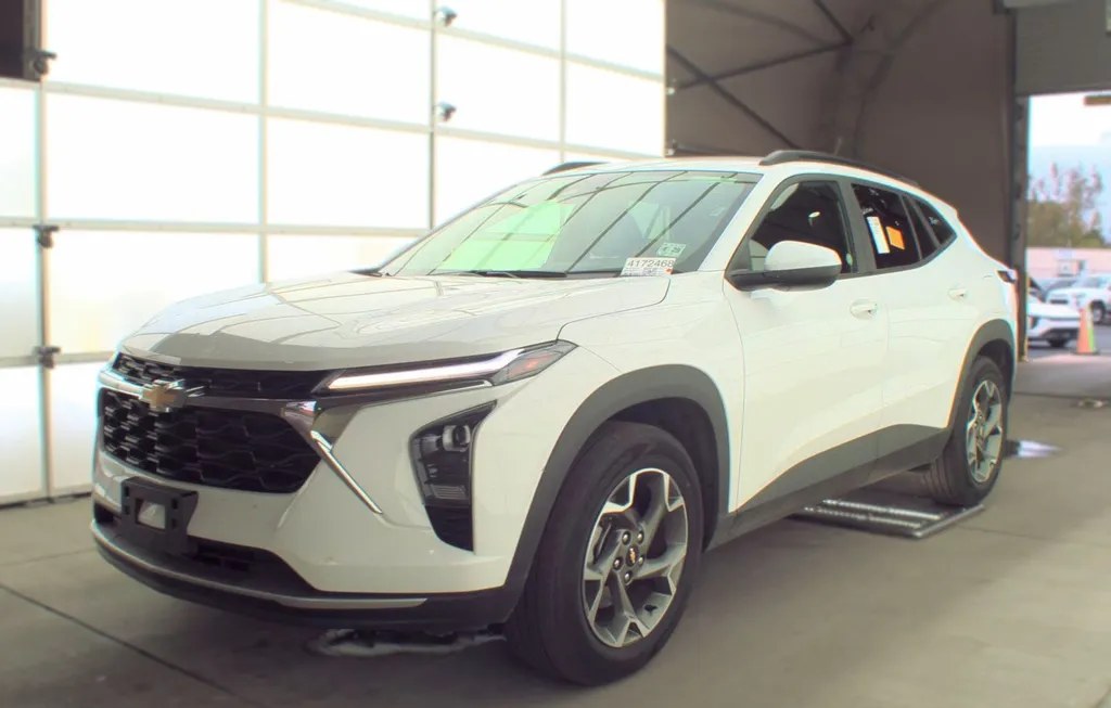 2025 CHEVROLET TRAX LT - 1