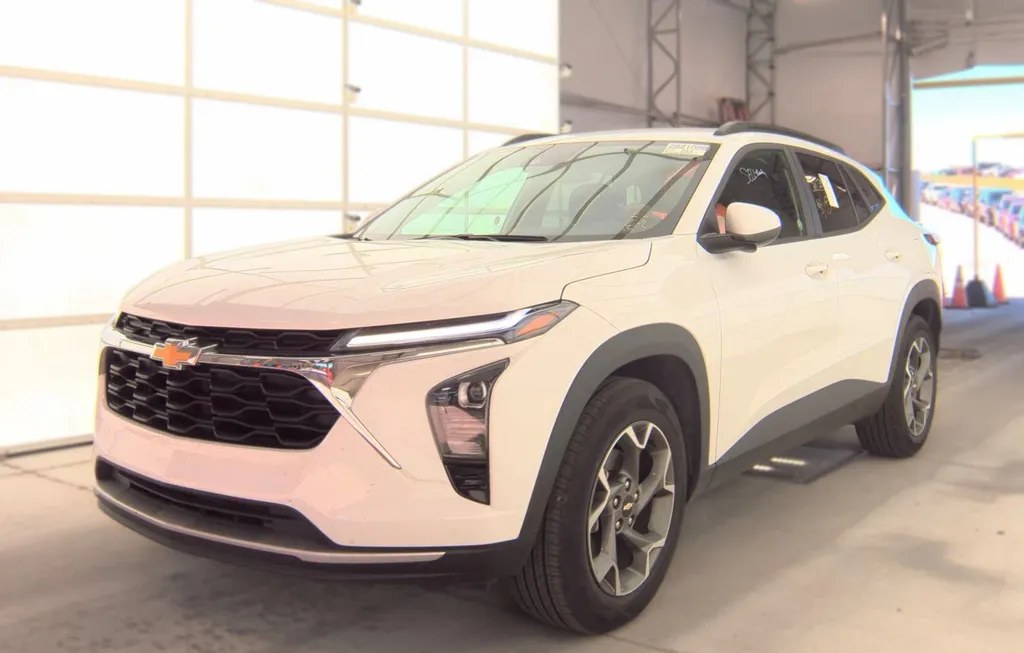 2025 CHEVROLET TRAX LT - 1